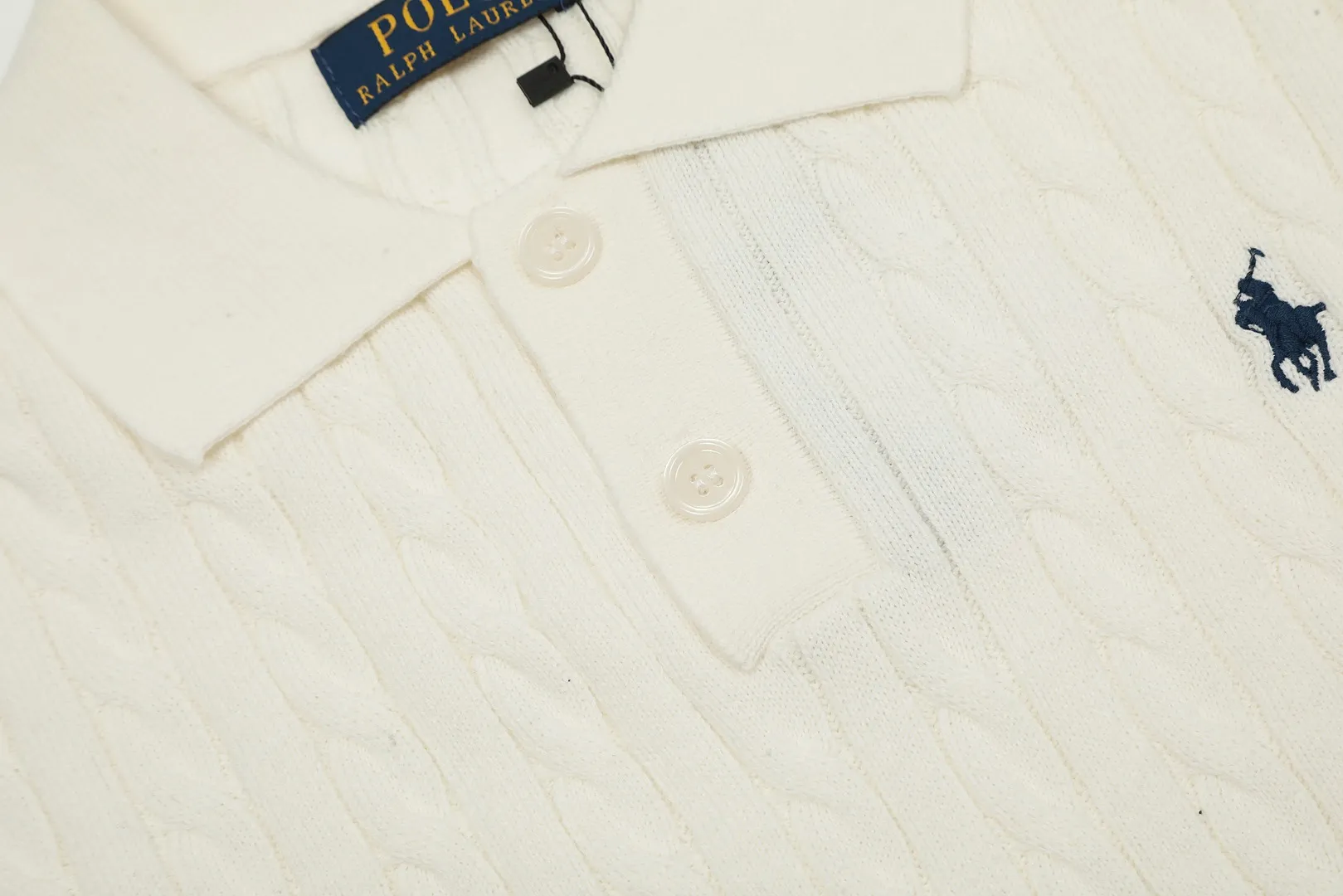 🅿️176 "Top quality" Style number: DS022# (not off the shelves all year round) [Ralph Lauren POLO lapel solid color pony embroidered logo knitted short sleeves] ✅Ralph Lauren Ralph Lauren classic basic versatile all-season cardigan knitted short sleeves ✅Main supplier platform live broadcast Wholesale entities Replenish when out of stock Not off the shelves ✅ZP quality 1:1 version Scan the code to enter the GF website Counter quality ✅Details and quality are the only one in Guangzhou. Imported quality cotton yarn focuses on high-end and cost-effective. Needless to say good quality. ✅The version is restored to the original order. The maximum size can be worn up to 160 pounds. Loose, comfortable and stress-free.